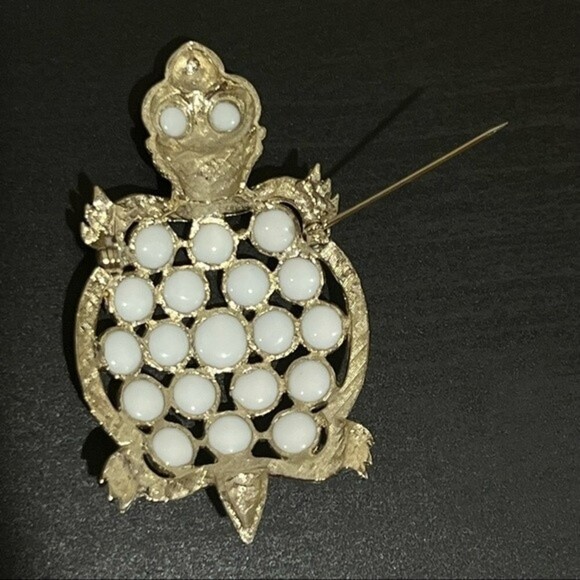 VINTAGE UNSIGNED TURTLE PIN BROOCH SMOOTH TEXTURED GOLDTONE FAUX PEARL - Picture 5 of 6